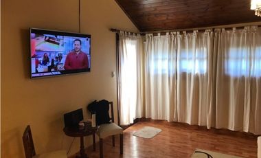 Importante chalet sobre lote de 1000 mts. Garage - quincho para 4 autos. Pileta. Zona La Florida.