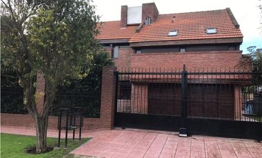 Importante chalet sobre lote de 1000 mts. Garage - quincho para 4 autos. Pileta. Zona La Florida.