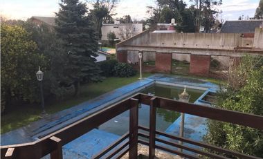 Importante chalet sobre lote de 1000 mts. Garage - quincho para 4 autos. Pileta. Zona La Florida.