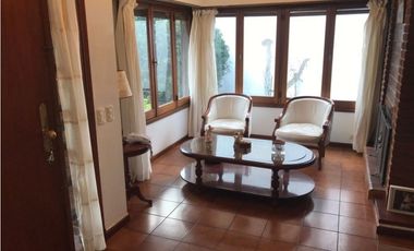 Importante chalet sobre lote de 1000 mts. Garage - quincho para 4 autos. Pileta. Zona La Florida.