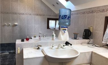 Importante chalet sobre lote de 1000 mts. Garage - quincho para 4 autos. Pileta. Zona La Florida.