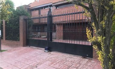 Importante chalet sobre lote de 1000 mts. Garage - quincho para 4 autos. Pileta. Zona La Florida.