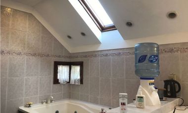 Importante chalet sobre lote de 1000 mts. Garage - quincho para 4 autos. Pileta. Zona La Florida.