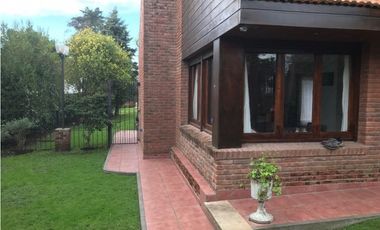 Importante chalet sobre lote de 1000 mts. Garage - quincho para 4 autos. Pileta. Zona La Florida.