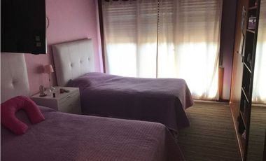 Importante chalet sobre lote de 1000 mts. Garage - quincho para 4 autos. Pileta. Zona La Florida.