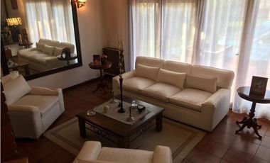 Importante chalet sobre lote de 1000 mts. Garage - quincho para 4 autos. Pileta. Zona La Florida.