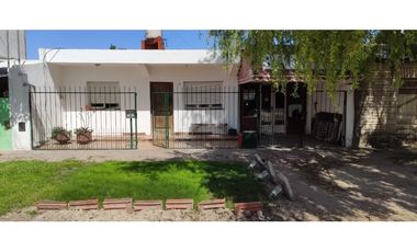 Casa 4 ambientes + Local/ Barrio Don Emilio