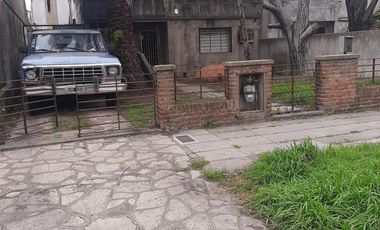 PALOMAR - VENTA DE CASA A RECICLAR SOBRE LOTE DE 10X 44