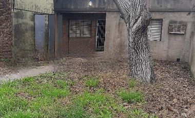 PALOMAR - VENTA DE CASA A RECICLAR SOBRE LOTE DE 10X 44