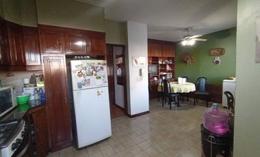 Venta Edificio comercial, 2 locales, cancha pádel, departamento