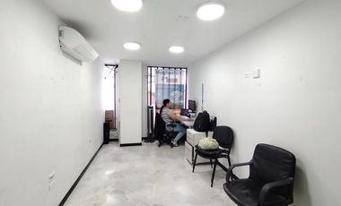 Alto Retorno y Valorización: Local Comercial Listo para Generar Renta en Avenida Principal del Sur 1 piso con Mezanine. Cod A12312