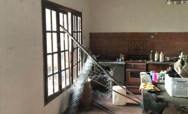 CASA CHALET A REFACCIONAR EN LUIS GUILLON