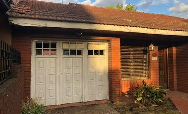 CASA CHALET A REFACCIONAR EN LUIS GUILLON