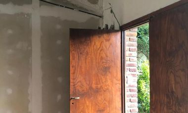 CASA CHALET A REFACCIONAR EN LUIS GUILLON