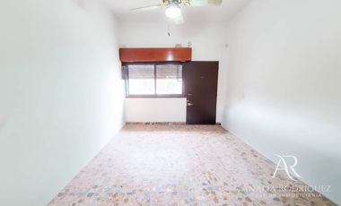 ALQUILER – DEPARTAMENTO / PH TIPO CASA – 3 AMBIENTES + ESTUDIO CON JARDÍN – BOULOGNE