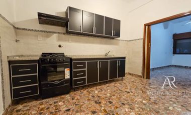 ALQUILER – DEPARTAMENTO / PH TIPO CASA – 3 AMBIENTES + ESTUDIO CON JARDÍN – BOULOGNE