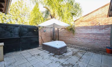 En venta -  Casa 2 dormitorios - Barrio Beaudrix , Roldan.