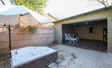 En venta -  Casa 2 dormitorios - Barrio Beaudrix , Roldan.