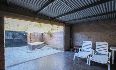 En venta -  Casa 2 dormitorios - Barrio Beaudrix , Roldan.