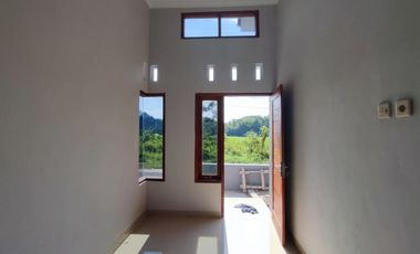 RUMAH CANTIK DI SEYGAN SLEMAN TANAH LUAS VIEW SAWAH DAN BUKIT