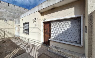 Venta de casa de 3 ambientes con cochera pasante en Villa Dominico