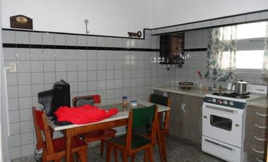 Casa 3 ambientes. Posibilidad de ampliar. Barrio Pompeya