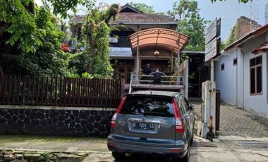 Rumah besar cocok untuk kantor dan kostan jl surya Sumantri sukajadi Bandung
