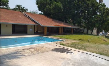 CASA EN VENTA A ORILLA DEL LAGO / EXCELENTE PARA REMODELAR 