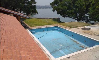 CASA EN VENTA A ORILLA DEL LAGO / EXCELENTE PARA REMODELAR 