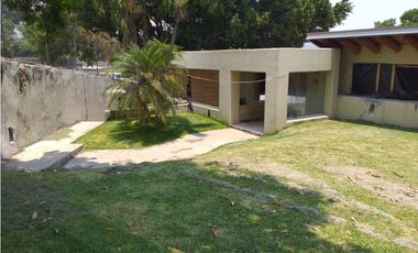 CASA EN VENTA A ORILLA DEL LAGO / EXCELENTE PARA REMODELAR 