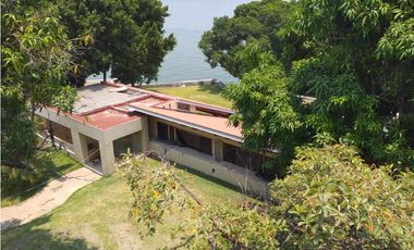 CASA EN VENTA A ORILLA DEL LAGO / EXCELENTE PARA REMODELAR 