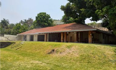 CASA EN VENTA A ORILLA DEL LAGO / EXCELENTE PARA REMODELAR 