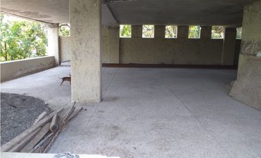 CASA EN VENTA A ORILLA DEL LAGO / EXCELENTE PARA REMODELAR 
