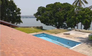CASA EN VENTA A ORILLA DEL LAGO / EXCELENTE PARA REMODELAR 