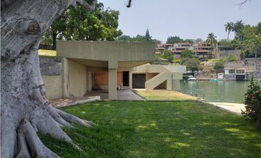 CASA EN VENTA A ORILLA DEL LAGO / EXCELENTE PARA REMODELAR 