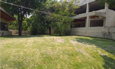 CASA EN VENTA A ORILLA DEL LAGO / EXCELENTE PARA REMODELAR 