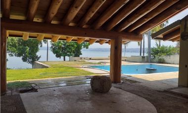 CASA EN VENTA A ORILLA DEL LAGO / EXCELENTE PARA REMODELAR 