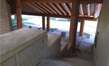 CASA EN VENTA A ORILLA DEL LAGO / EXCELENTE PARA REMODELAR 
