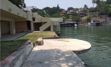 CASA EN VENTA A ORILLA DEL LAGO / EXCELENTE PARA REMODELAR 