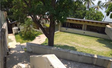 CASA EN VENTA A ORILLA DEL LAGO / EXCELENTE PARA REMODELAR 
