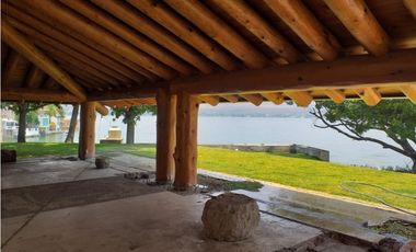 CASA EN VENTA A ORILLA DEL LAGO / EXCELENTE PARA REMODELAR 