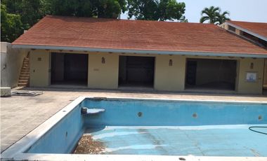 CASA EN VENTA A ORILLA DEL LAGO / EXCELENTE PARA REMODELAR 