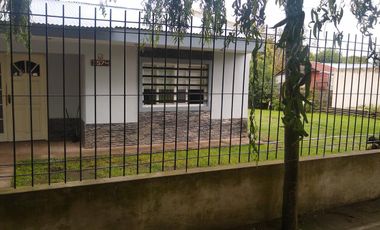 Casa en venta - 2 dormitorios 1 baño - Cocheras - 80mts2 - Los Hornos, La Plata