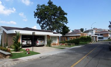 Venta Casa Campestre Condominio Terrazas de Mensuli - Floridablanca - Área lote 967 M2 - Área construida 484 M2. Cod V13564