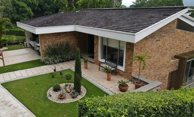 Venta Casa Campestre Condominio Terrazas de Mensuli - Floridablanca - Área lote 967 M2 - Área construida 484 M2. Cod V13564