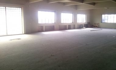 Deposito en dos plantas con oficinas