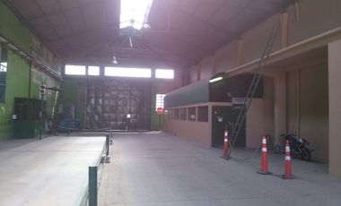 Deposito en dos plantas con oficinas