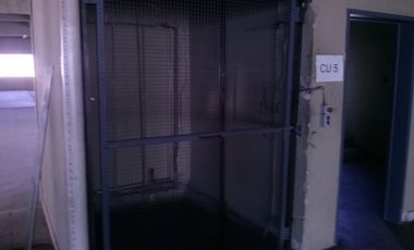 Deposito en dos plantas con oficinas