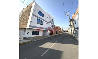 Venta De Hostal De 3 Pisos En La Esperanza –  Sector Santa Verónica, Pasaje Costa Rica