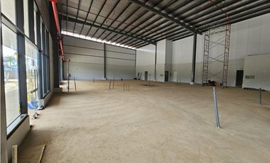 Se alquilan Locales Comerciales Autopista 455mt2